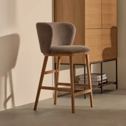 Kave Home Barkruk Met Rugleuning|Barkruk Ciselia Chenille en essenhout (zithoogte 65cm)