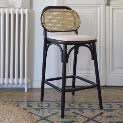 Kave Home Barkruk Met Rugleuning|Barkruk Doriane Eikenhout en Rotan (zithoogte 65cm)