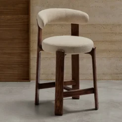 Kave Home Barkruk Met Rugleuning|Barkruk Granite Chenille en bruin essenhout (zithoogte 65cm)