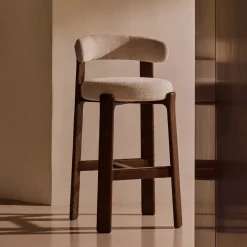 Kave Home Barkruk Met Rugleuning|Barkruk Granite Chenille en bruin essenhout (zithoogte 75cm)