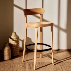 Kave Home Barkruk Met Rugleuning|Barkruk Hout|Barkruk Romane Beukenhout en rotan (zithoogte 75cm)