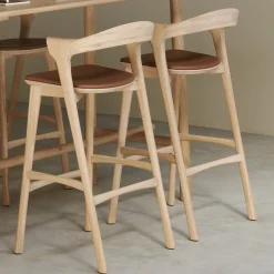 Ethnicraft Barkruk Met Rugleuning|Barkruk Leer / Kunstleer|Barstoel Bok Gevernist Eikenhout en leder, kleur Cognac