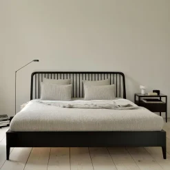 Ethnicraft Bedden & Boxsprings|Bed Spindle Gevernist Eikenhout, kleur Zwart