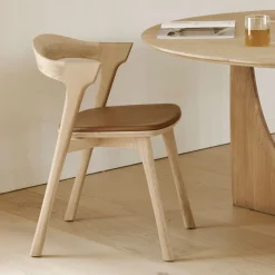 Ethnicraft Eetkamerstoelen Met Leer Of Kunstleer|Eetkamerstoelen Zonder Armleuning|Eetkamerstoel Bok Gevernist Eikenhout en Leder