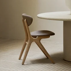 Ethnicraft Eetkamerstoelen Zonder Armleuning|Eetkamerstoel Eye Gevernist Eikenhout en stof, kleur Warm grey