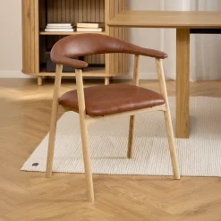 Bendt Eetkamerstoelen Met Leer Of Kunstleer|Eetkamerstoelen Met Armleuning|Eetkamerstoel Gerado Eikenhout en PU leer, kleur Bruin