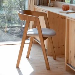 Zuiver Eetkamerstoelen Met Armleuning|Eetkamerstoel Mads Essenhout en stof