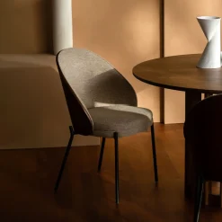 Dutchbone Eetkamerstoelen Met Armleuning|Beige Eetkamerstoelen|Eetkamerstoel Rodin Essenhout en stof