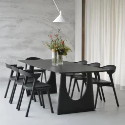 Ethnicraft Rechte Eettafel|Eettafel Geometric Gevernist Eikenhout, kleur Zwart