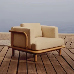 Kave Home Loungestoelen|Fauteuil Stof / Textiel|Fauteuil Turqueta hout Teak