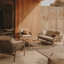 Kave Home Loungesets|Loungeset Vellana Acaciahout, Met 3-zits bank, 2 fauteuils en salontafel Beige