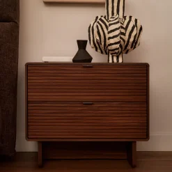 Kave Home Nachtkastjes|Nachtkastjes|Nachtkastje Norlen Walnootfineer, Met 2 laden Bruin