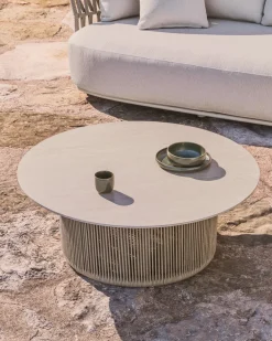 Kave Home Loungetafels & Bijzettafels|Outdoor Salontafel Orosei Gesinterde steen en touw, 90cm