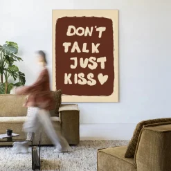 Urban Cotton Wandkleden|Wandkleed Just Kiss in maat en frame naar keuze